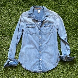 & Denim. Light Denim shirt with cute buttons. Super soft fabric. Fitted.